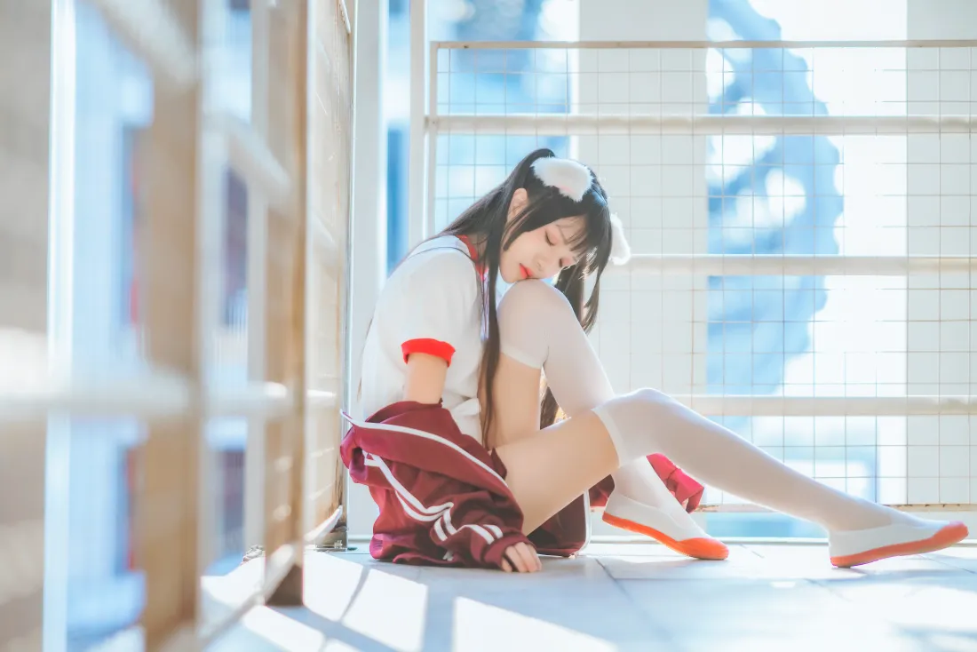 8k猫耳少女壁纸｜窗边光影背景图片 - 运动风白丝美少女「哲风壁纸」