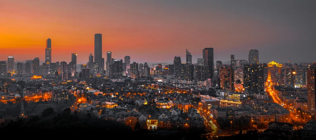 5k城市黄昏天际线壁纸｜橙霞都市背景图片 - 车流夜景「哲风壁纸」