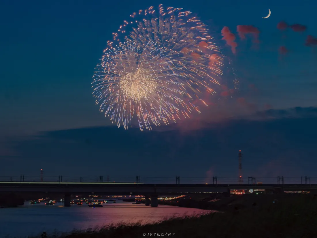 3k烟花｜水岸夜景背景图片 - 弯月夜空浪漫「哲风壁纸」