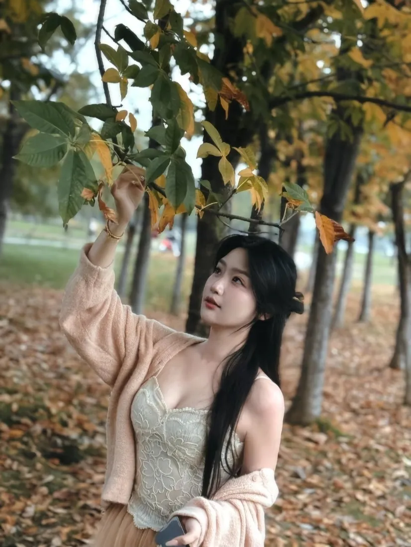 秋日少女｜林间落叶背景图片 - 温柔氛围感穿搭「哲风壁纸」