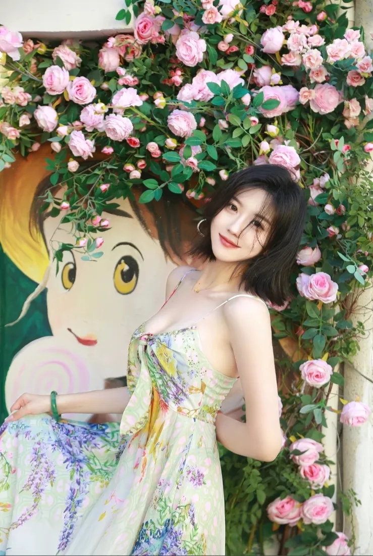 短发美女｜蔷薇花墙背景图片 - 碎花吊带裙甜美写真「哲风壁纸」