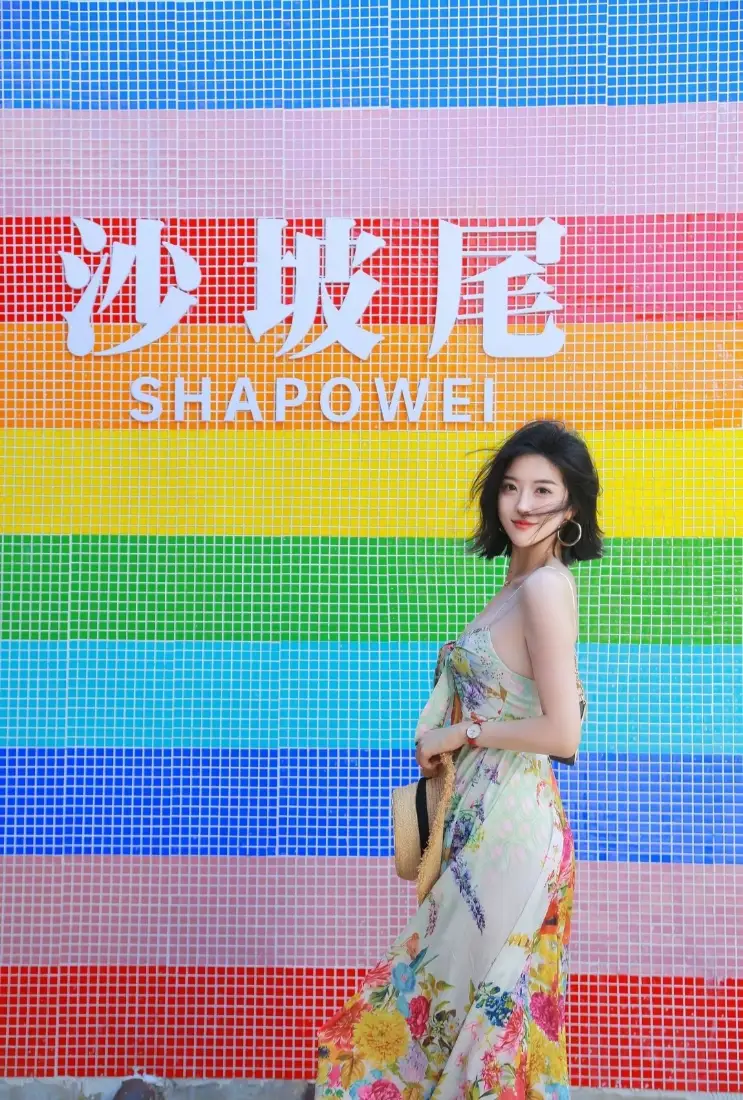 沙坡尾彩虹墙｜碎花长裙女生旅拍背景图片 - 厦门网红打卡点「哲风壁纸」