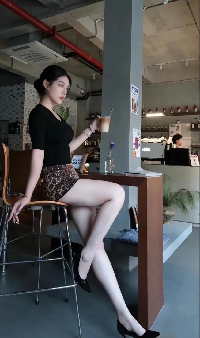 咖啡店辣妹｜黑上衣豹纹短裙白丝 - 氛围感穿搭背景图片「哲风壁纸」