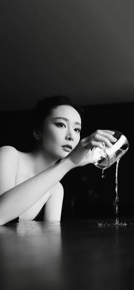 黑白人像｜高级感背景图片 - 露肩女性倒水倒影「哲风壁纸」
