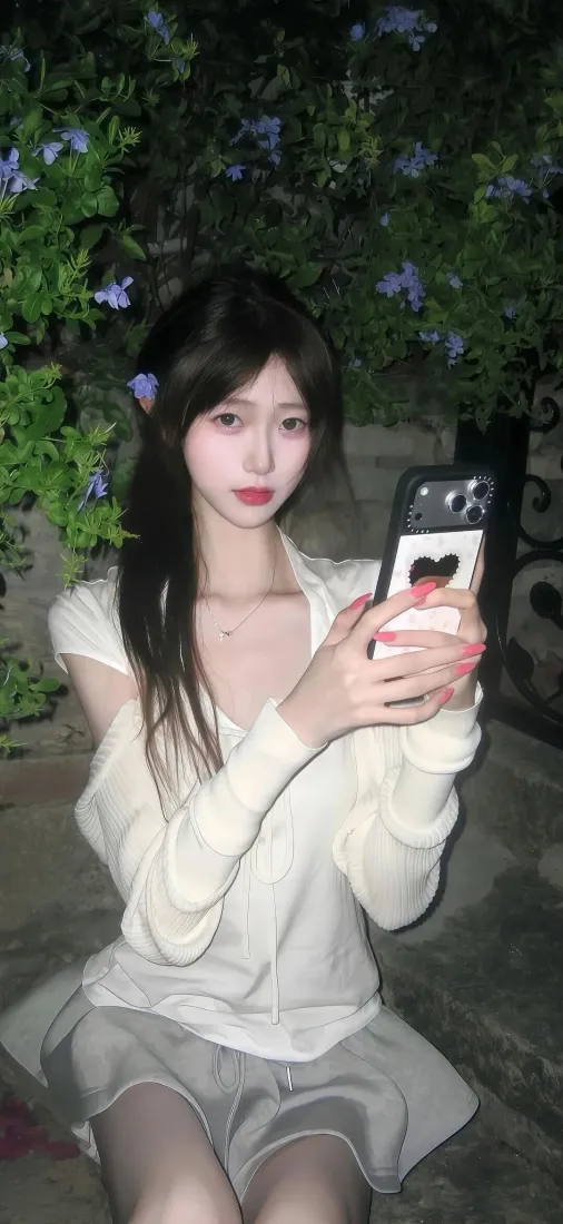 清纯小姐姐手机壁纸｜户外对镜自拍背景图片 - 白上衣黑长直「哲风壁纸」