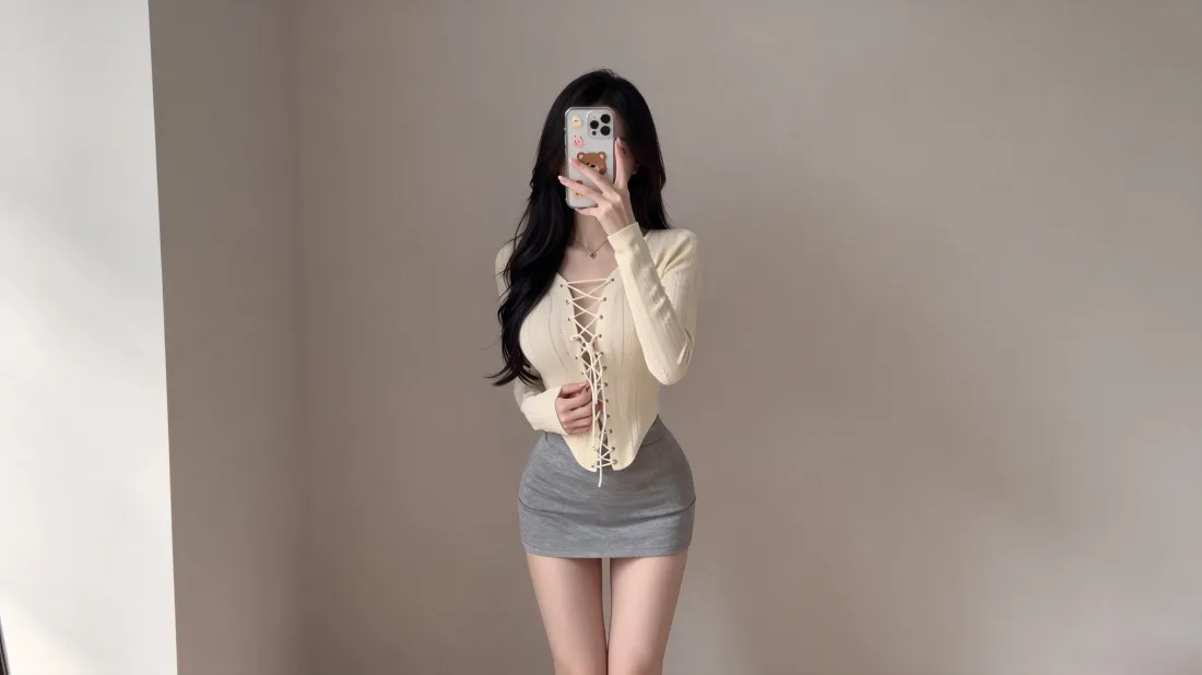 3k美女穿搭｜米黄上衣灰包臀裙 - 对镜自拍好身材「哲风壁纸」