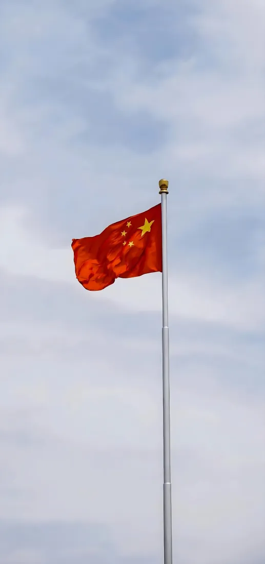 五星红旗手机壁纸｜蓝天飘扬背景图片 - 爱国主题「哲风壁纸」