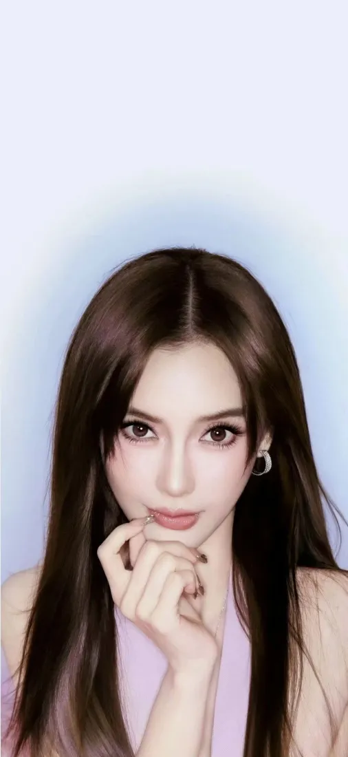 长发美女手机壁纸｜浅蓝背景图片 - 紫粉穿搭清纯气质人像「哲风壁纸」