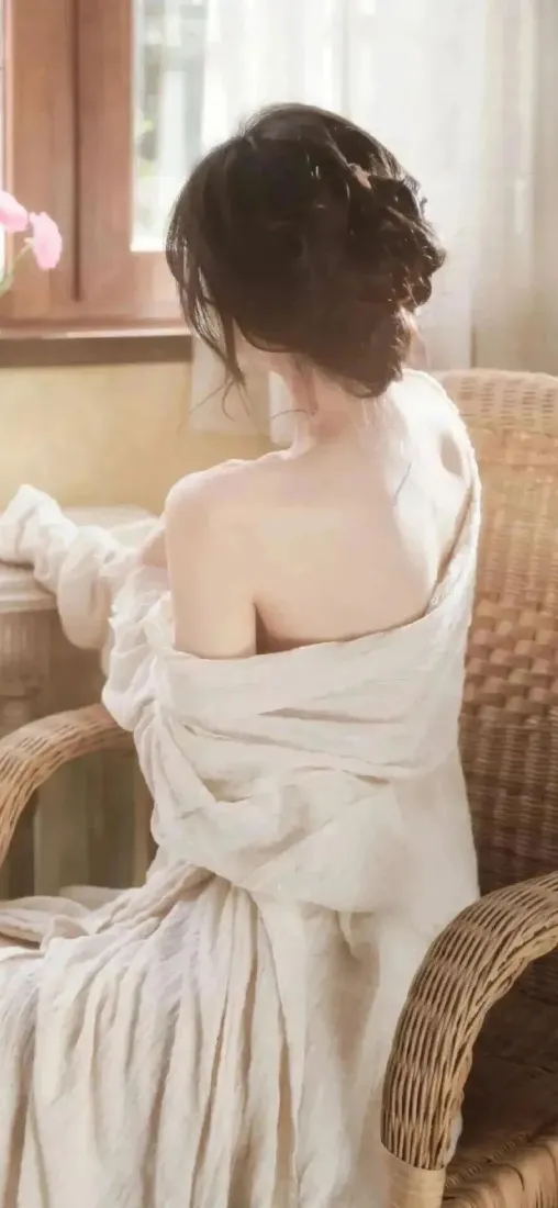 露背美女手机壁纸｜室内居家背景图片 - 清纯气质盘发少女「哲风壁纸」