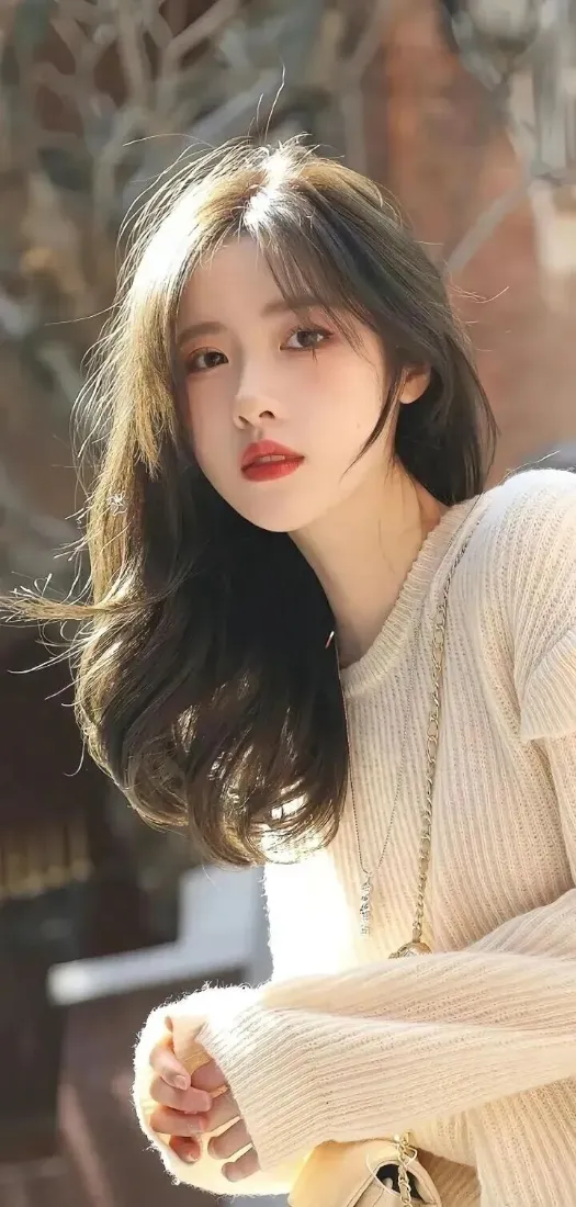 长发女生手机壁纸｜户外逆光背景图片 - 白毛衣清纯少女「哲风壁纸」