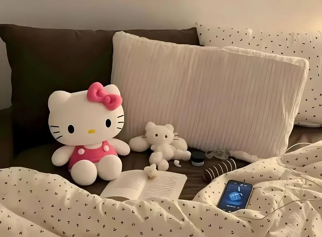 2k凯蒂猫玩偶｜卧室背景图片 - 温馨床头布置「哲风壁纸」