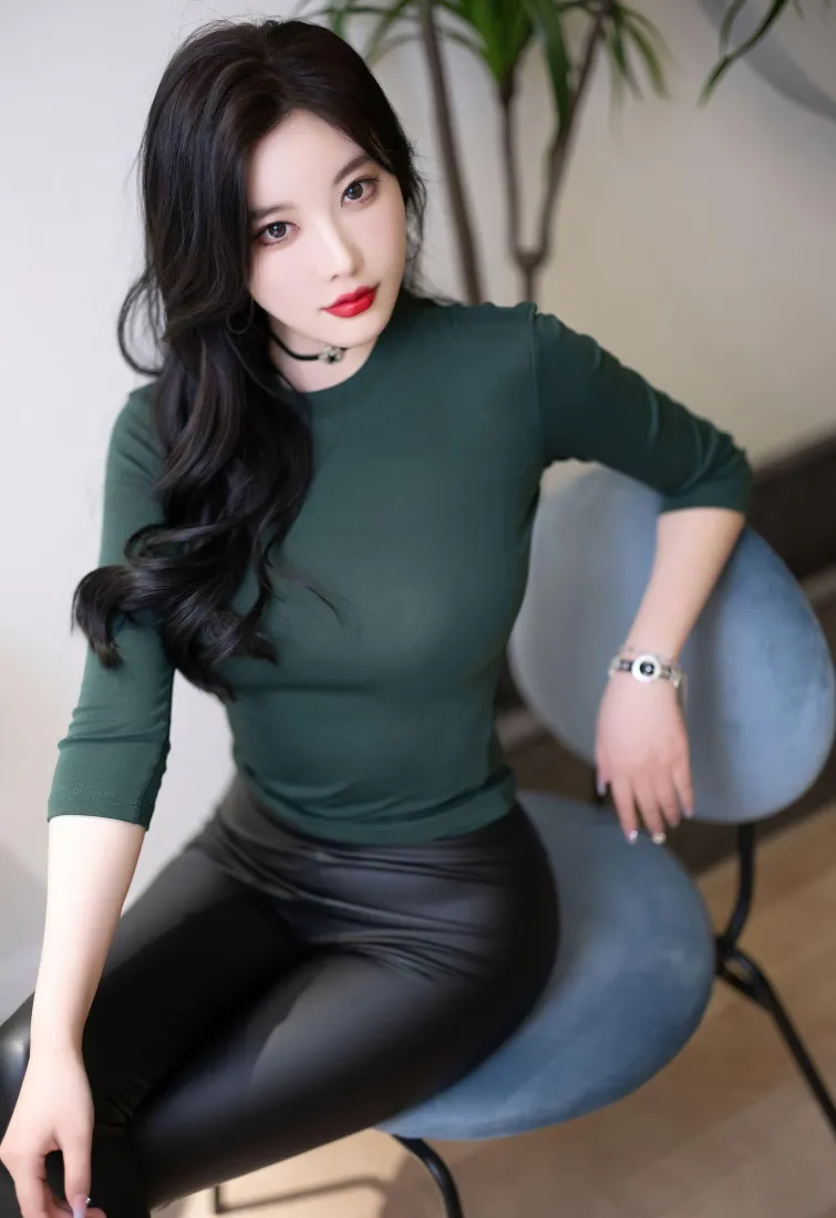 杨晨晨手机壁纸｜室内坐椅背景图片 - 墨绿上衣黑皮裤性感造型「哲风壁纸」