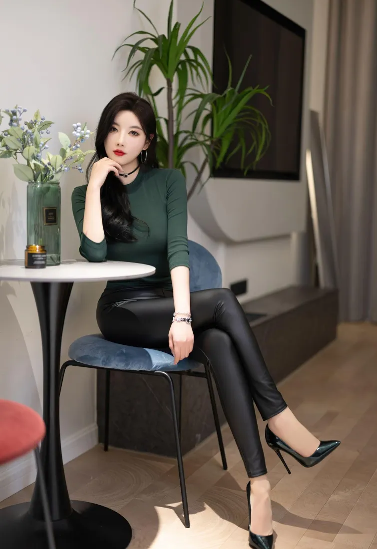 性感美女手机壁纸｜室内居家背景图片 - 绿上衣皮裤高跟穿搭「哲风壁纸」