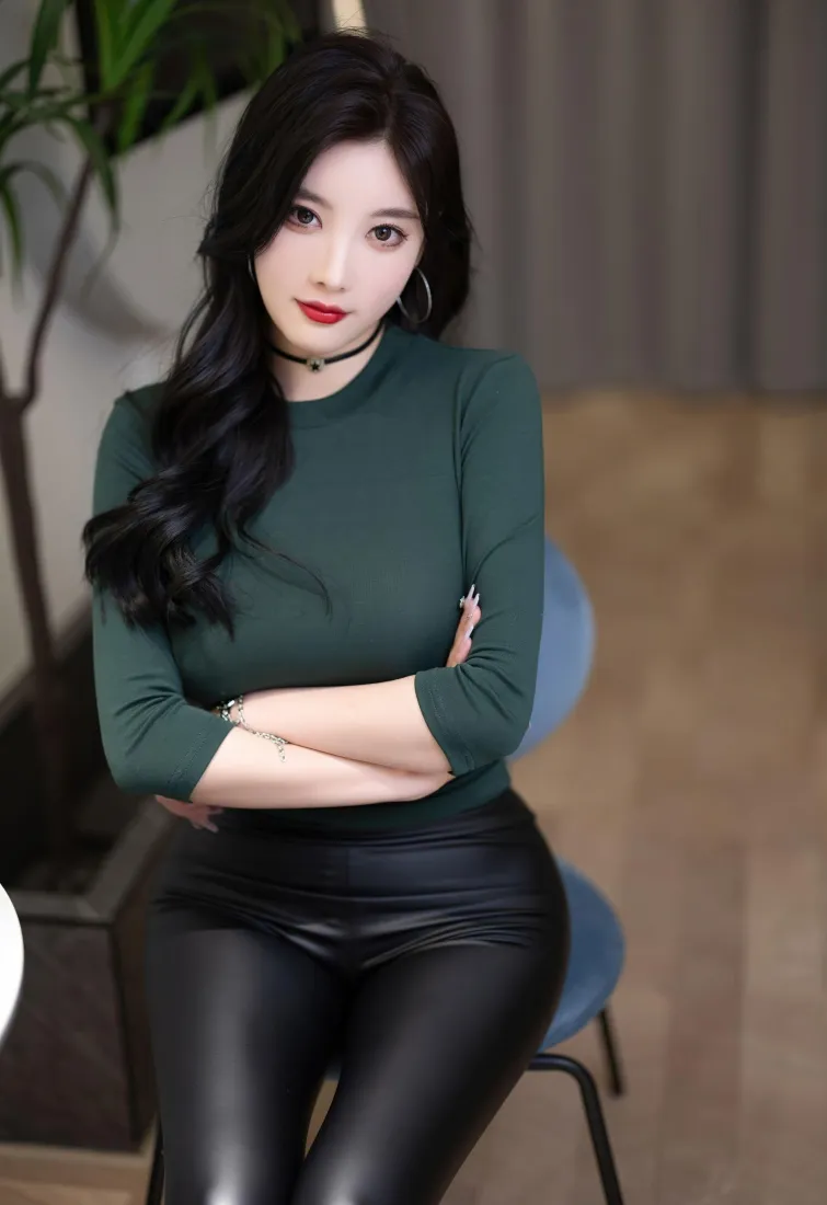 性感美女模特手机壁纸｜墨绿上衣皮裤背景图片 - 御姐坐姿写真「哲风壁纸」