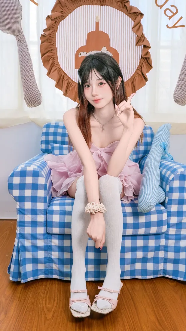 粉裙美女手机壁纸｜蓝白格沙发背景图片 - 白丝甜美性感写真「哲风壁纸」