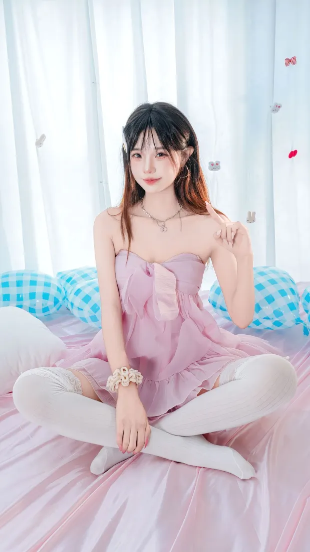 粉裙美女手机壁纸｜卧室床景背景图片 - 白丝甜系穿搭「哲风壁纸」