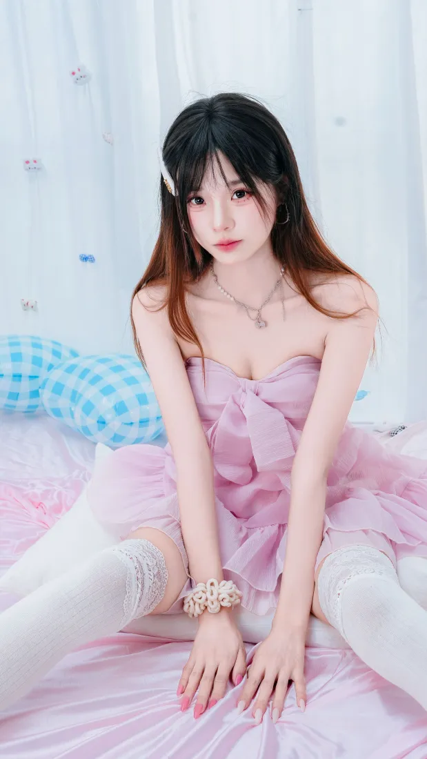 粉裙美女手机壁纸｜卧室写真背景图片 - 白丝长发少女「哲风壁纸」