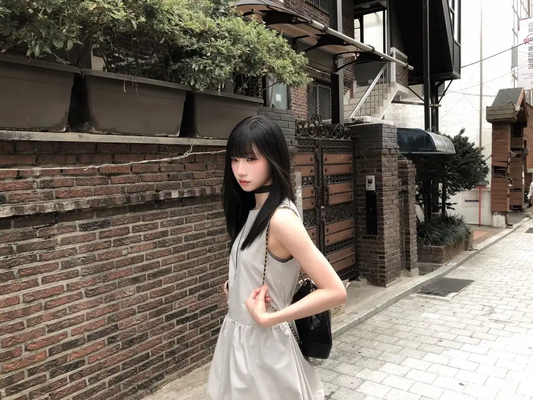2k冷感黑长直美女壁纸｜街拍背景图片 - 白裙砖墙街景「哲风壁纸」