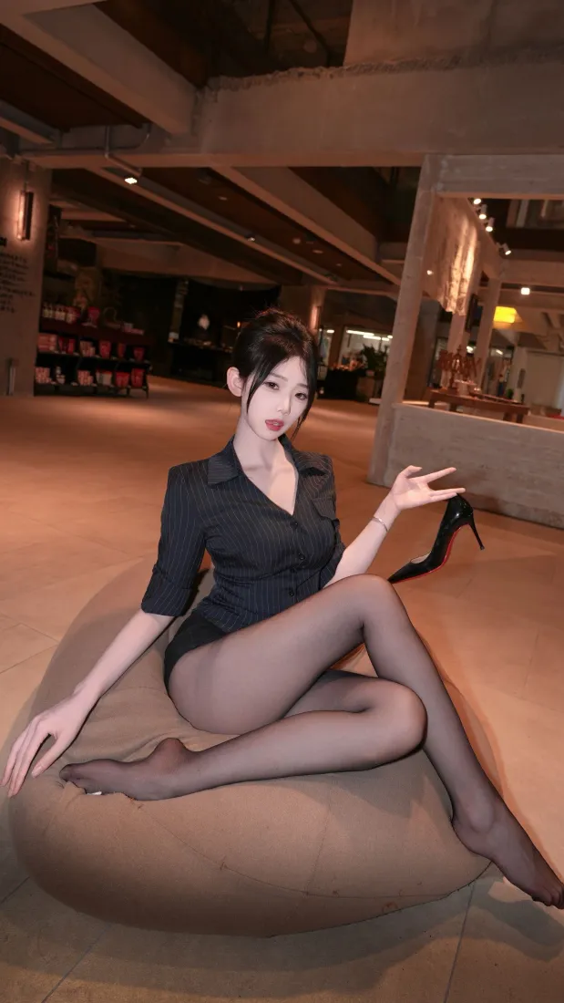 黑丝美女手机壁纸｜室内沙发背景图片 - 御姐风黑色穿搭写真「哲风壁纸」