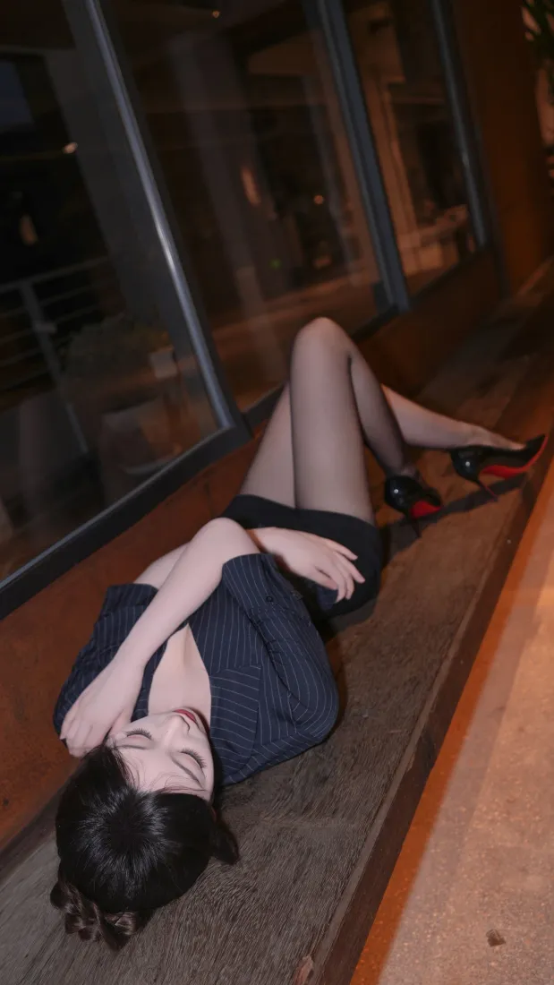 黑裙美女手机壁纸｜室内居家背景图片 - 黑丝美腿写真「哲风壁纸」