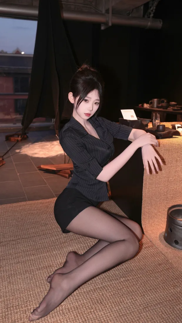 黑丝美女手机壁纸｜职业装背景图片 - 御姐室内蹲姿「哲风壁纸」