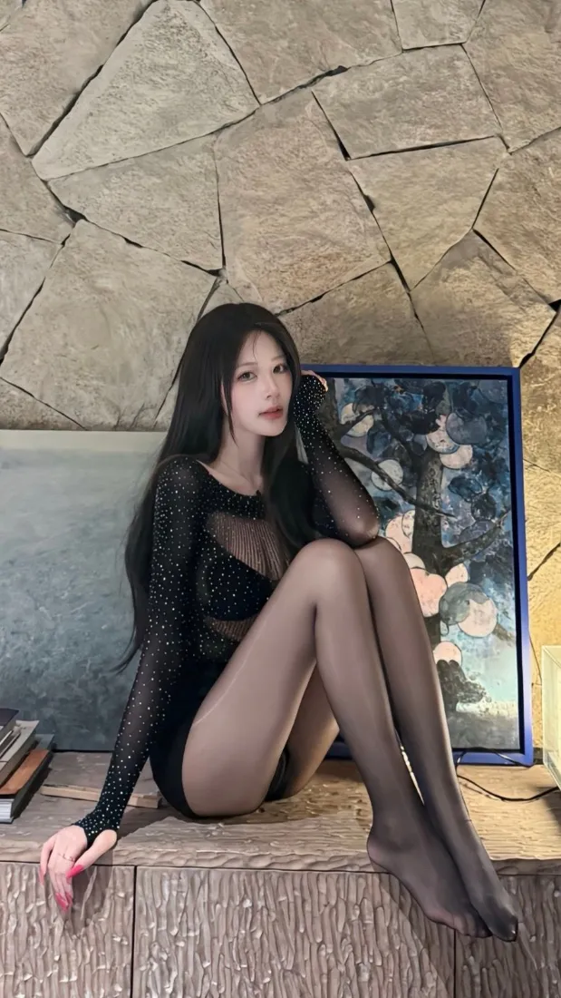 黑丝美女手机壁纸｜室内居家背景图片 - 黑长直御姐性感穿搭「哲风壁纸」