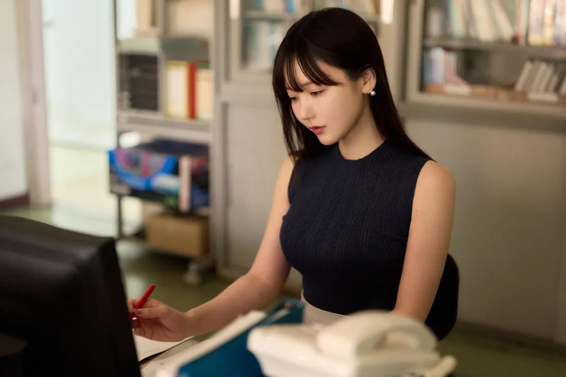 3k职场美女壁纸｜办公室办公背景图片 - 无袖黑衣长发写真「哲风壁纸」
