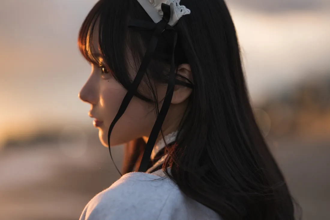 3kJK少女壁纸｜海边日落背景图片 - 侧颜黑长直氛围感写真「哲风壁纸」