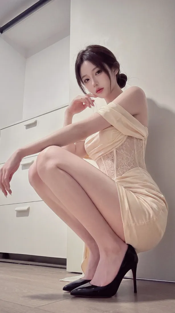 气质美女手机壁纸｜居家室内背景图片 - 米色包臀裙大长腿穿搭「哲风壁纸」