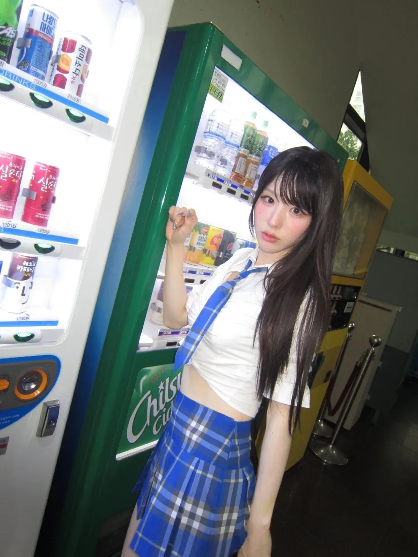 JK美女手机壁纸｜自动贩卖机旁 - 蓝格裙甜酷少女日常「哲风壁纸」