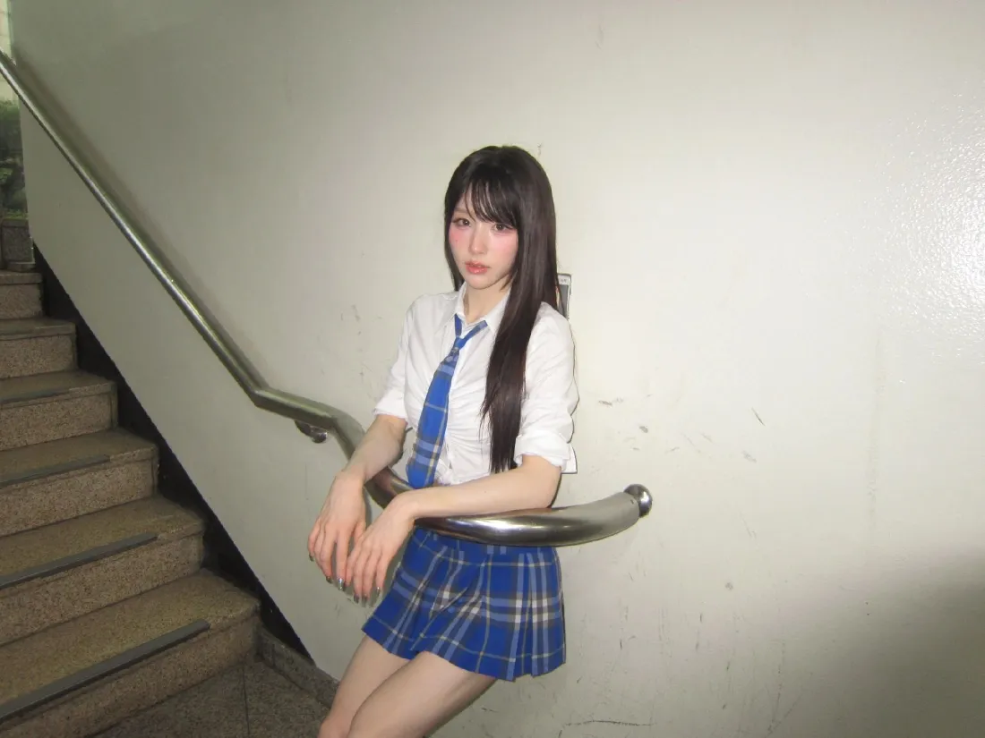 2kJK制服美女壁纸｜楼梯间倚靠背景图片 - 学院风黑长直眼镜少女「哲风壁纸」