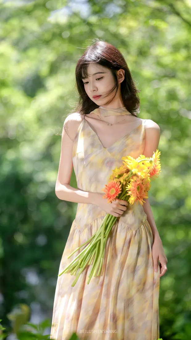 吊带裙美女手机壁纸｜户外林间背景图片 - 手持花束清新写真「哲风壁纸」