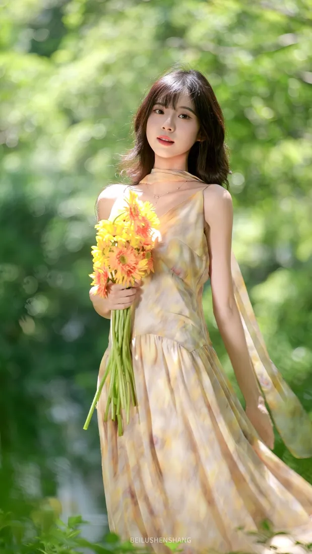 黄裙美女手机壁纸｜森林户外背景图片 - 手捧花束清新人像「哲风壁纸」