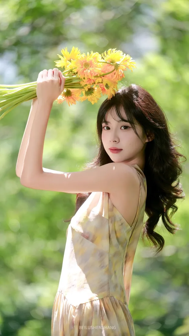 清新美女手机壁纸｜户外森系背景图片 - 手持黄花长裙少女「哲风壁纸」