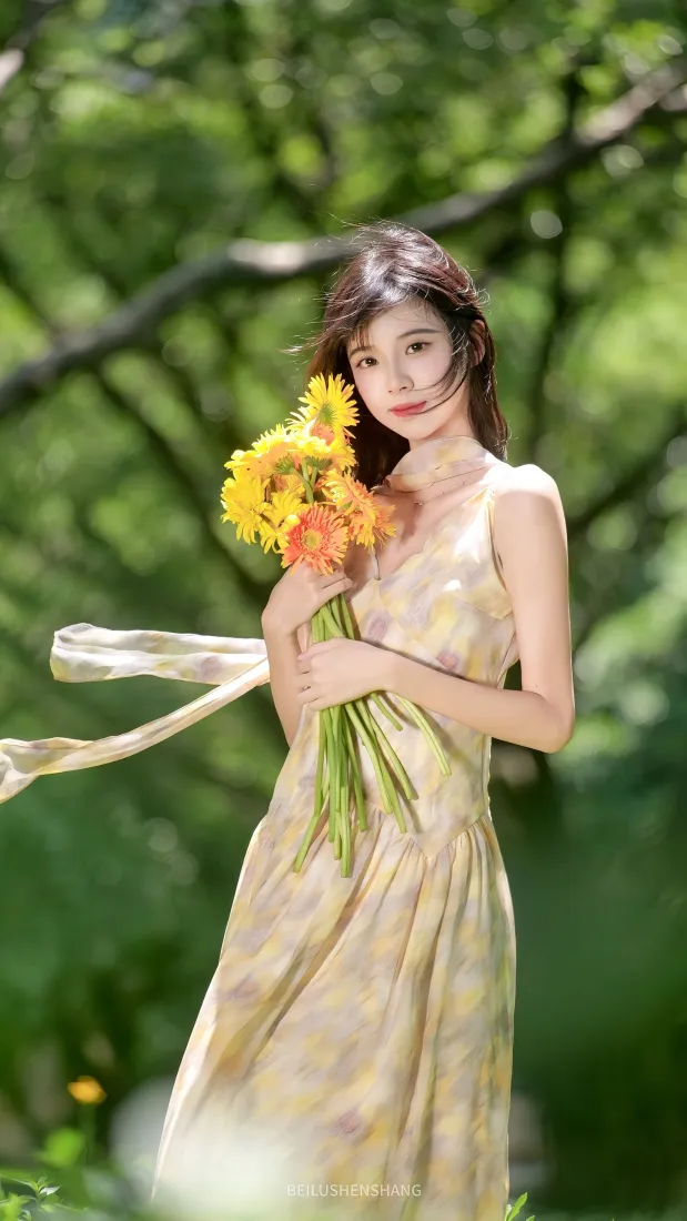 碎花裙美女手机壁纸｜户外林间背景图片 - 手持花束清新写真「哲风壁纸」