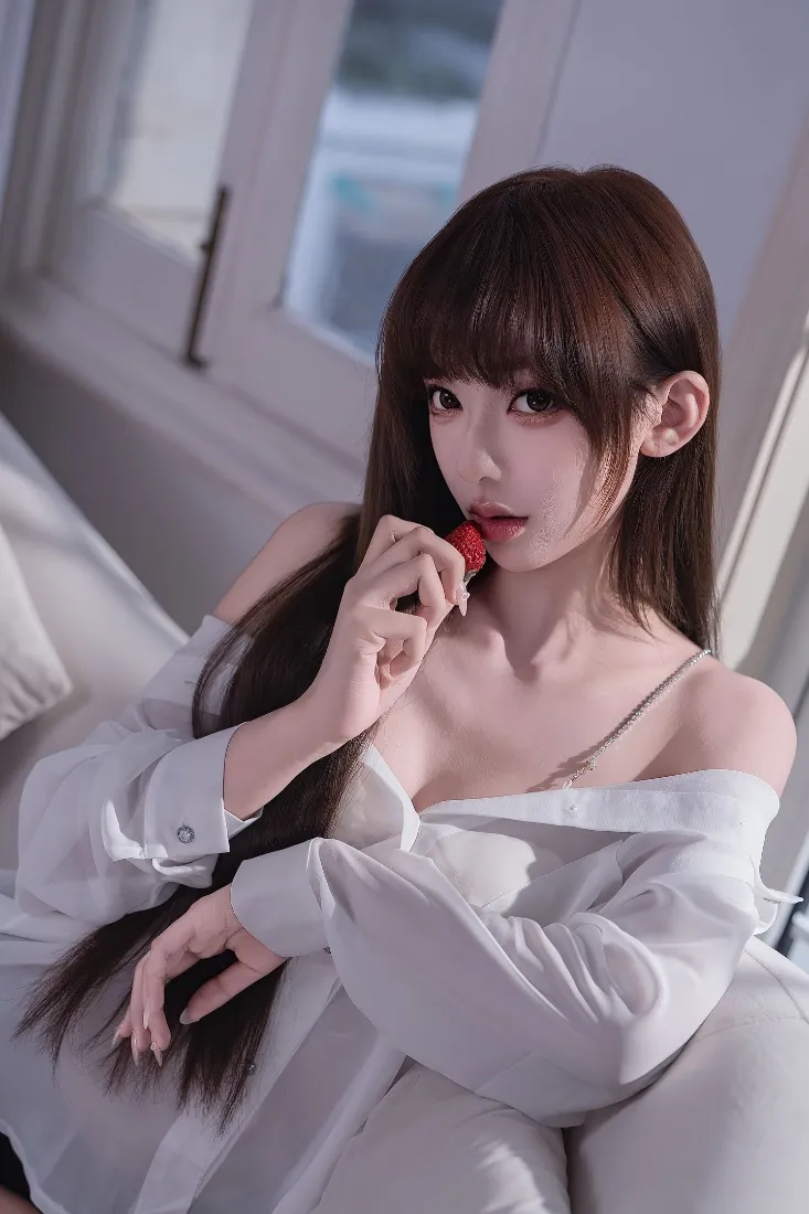 甜妹美女手机壁纸｜居家写真背景图片 - 露肩白衬衫黑丝草莓「哲风壁纸」