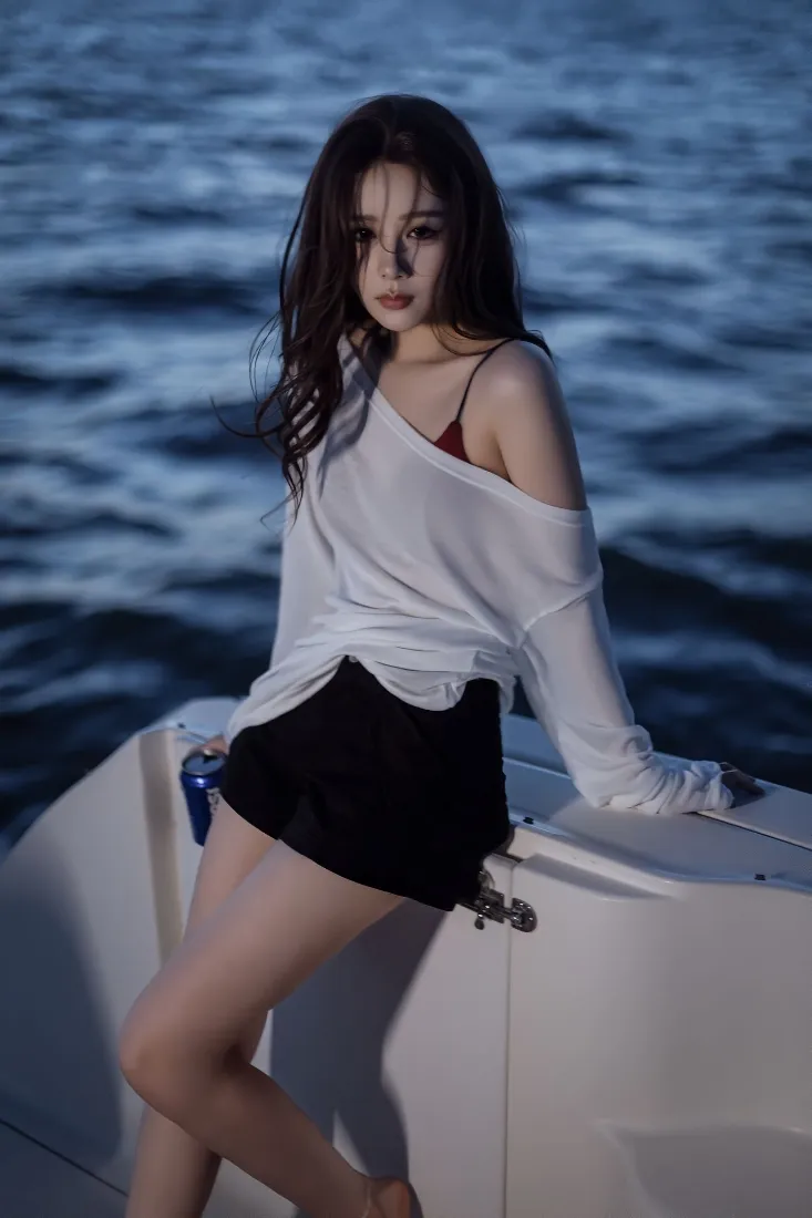 海边美女｜游艇写真背景图片 - 露肩穿搭大长腿氛围感「哲风壁纸」