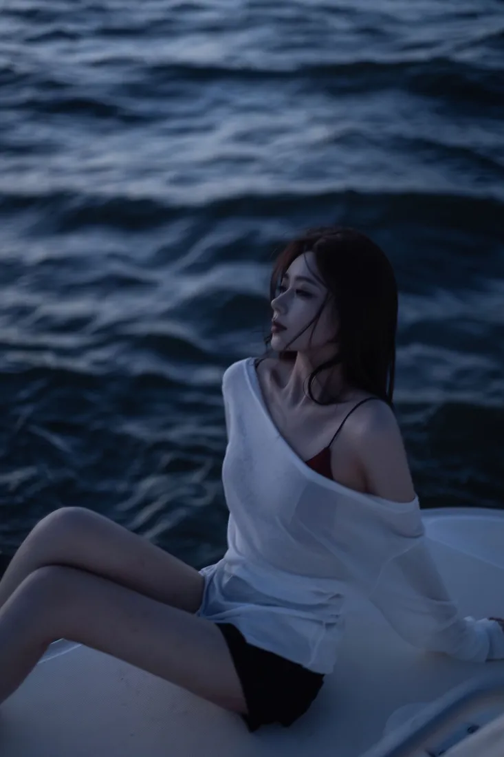 海边美女手机壁纸｜冷调氛围感背景图片 - 御姐大长腿写真「哲风壁纸」
