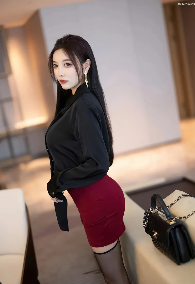 性感美女手机壁纸｜室内御姐背景图片 - 黑丝红裙穿搭「哲风壁纸」