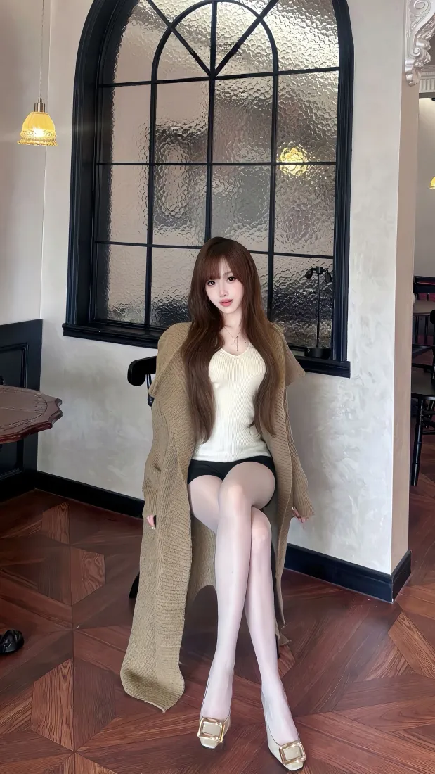卡其风衣美女手机壁纸｜室内坐姿背景图片 - 长腿御姐穿搭「哲风壁纸」