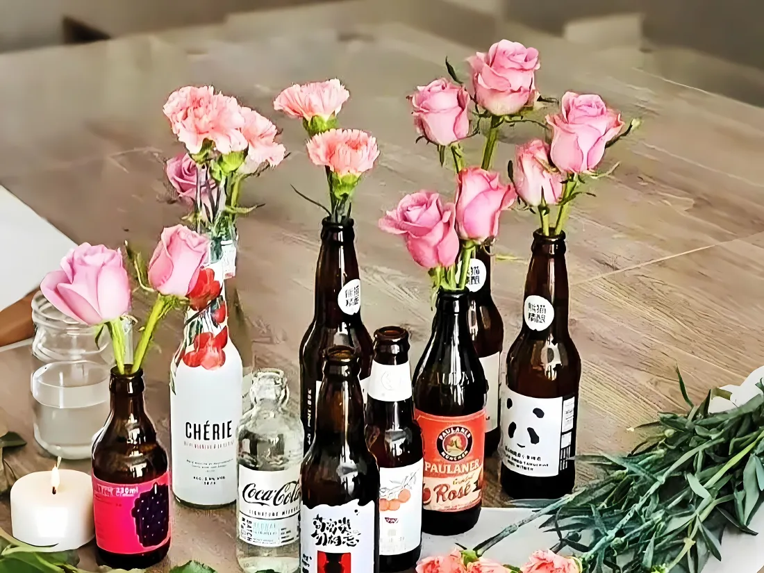 3k酒瓶插花｜粉色玫瑰背景图片 - 桌面花艺布置「哲风壁纸」