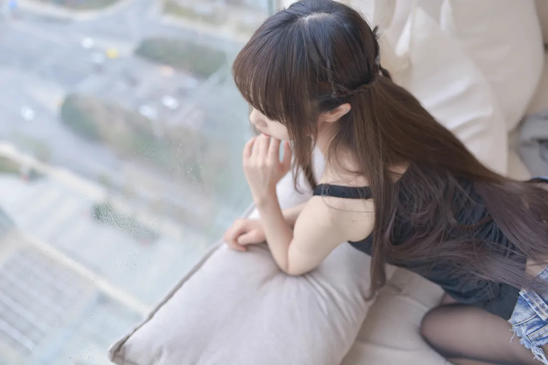 6k雪琪壁纸｜沙发居家背景图片 - 黑丝牛仔热裤少女写真「哲风壁纸」