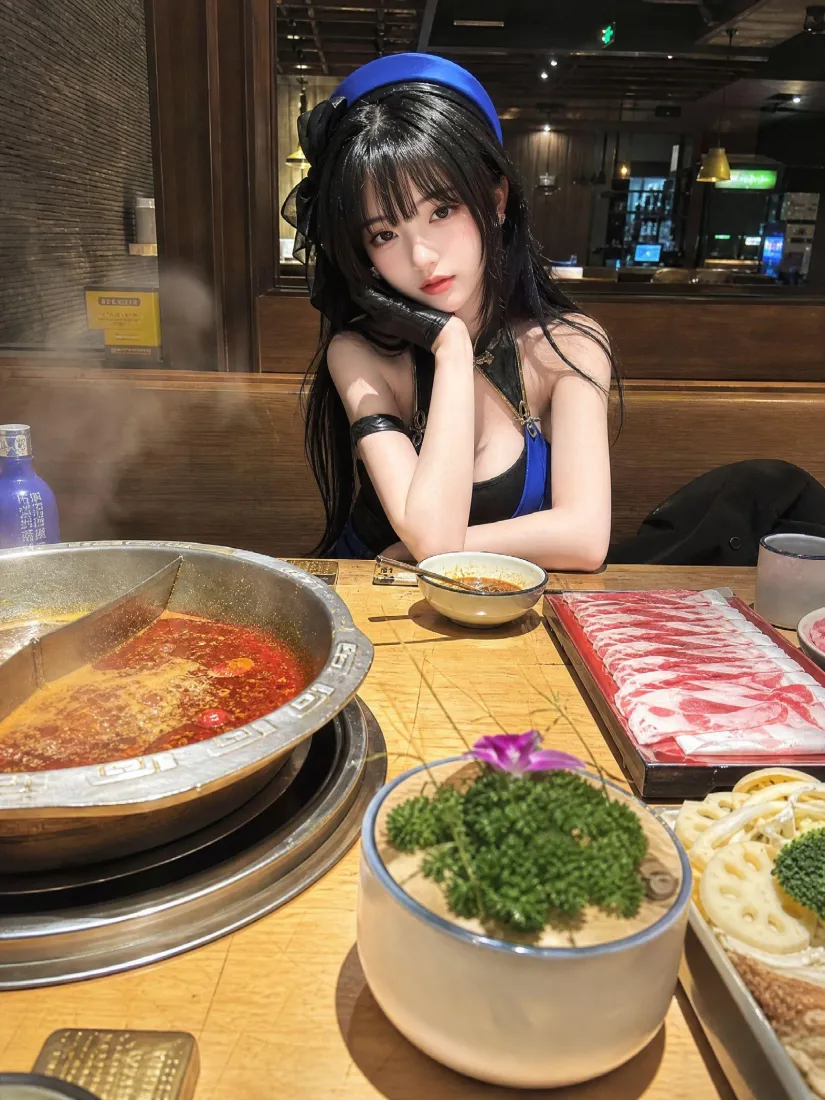 Cosplay美女手机壁纸｜火锅店吃火锅背景图片 - 蓝发箍黑长直穿搭「哲风壁纸」
