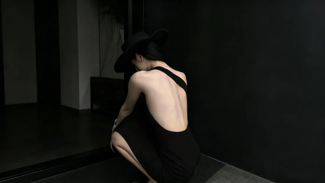 3k露背黑衣女性壁纸｜暗调室内背景图片 - 氛围感写真「哲风壁纸」