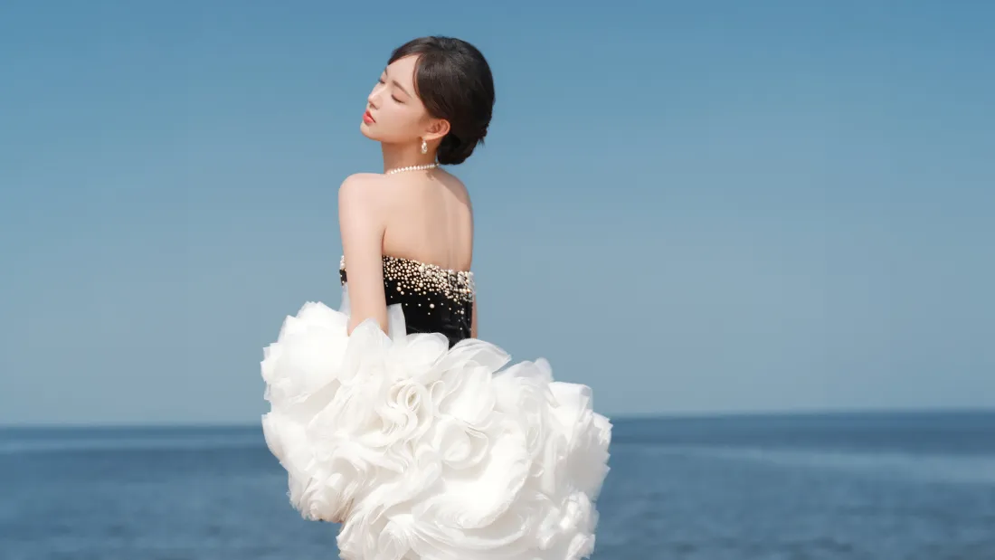 4k海边美女壁纸｜蓝天碧海背景图片 - 黑白抹胸蓬裙写真「哲风壁纸」