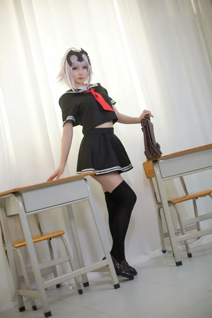 贞德水手服cos手机壁纸｜教室课桌背景图片 - 黑丝短裙JK造型「哲风壁纸」