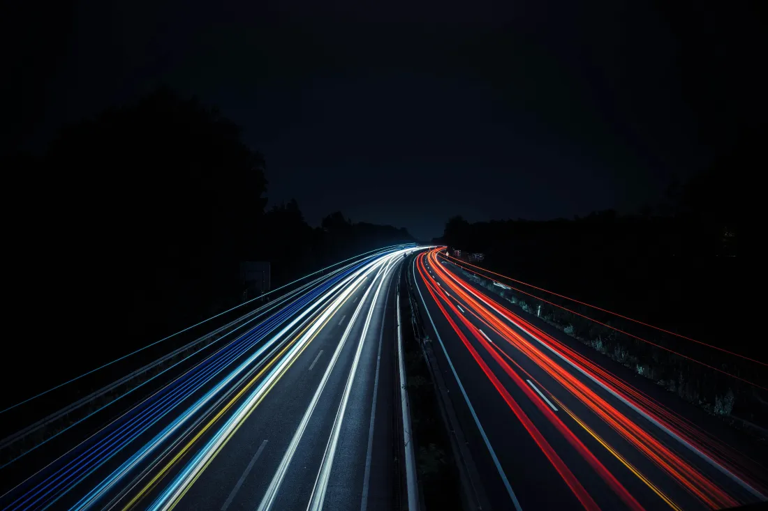 5k公路车流光轨壁纸｜夜景背景图片 - 长曝光暗黑光影「哲风壁纸」