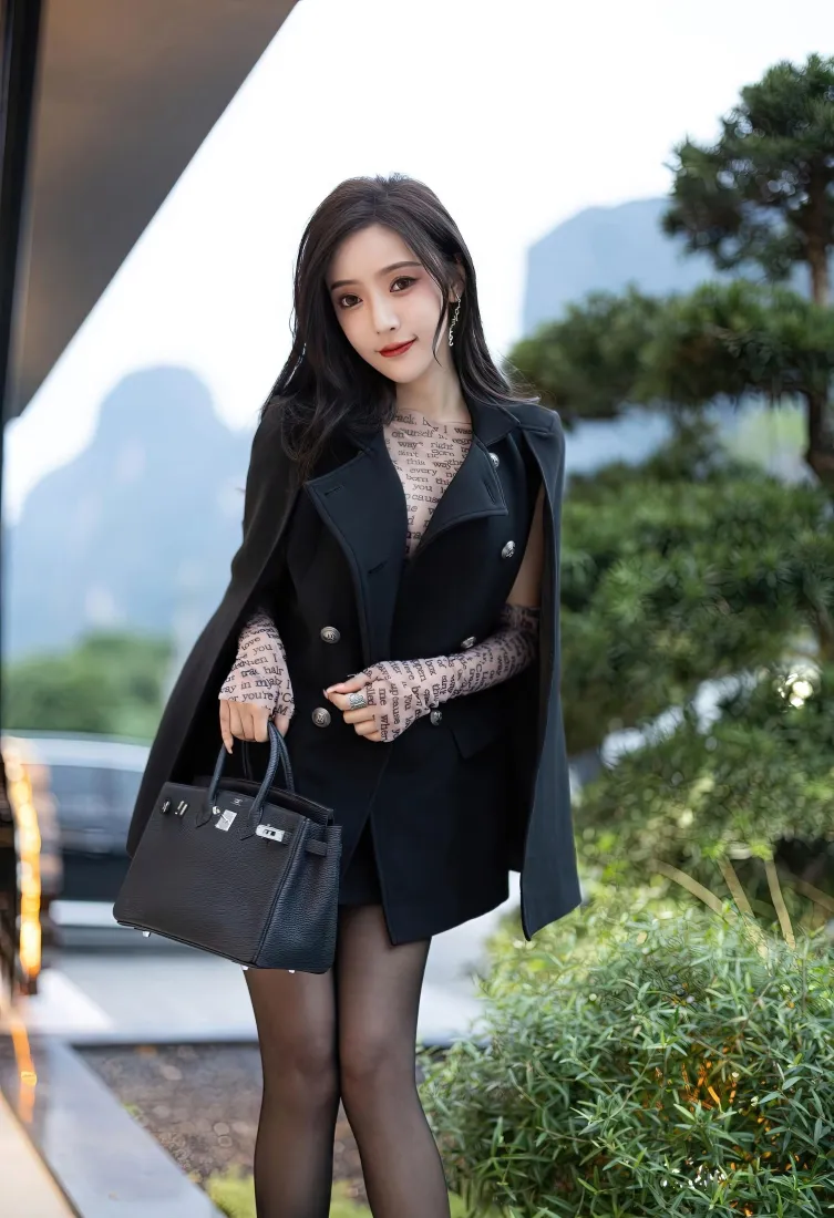 御姐美女手机壁纸｜黑丝斗篷穿搭背景图片 - 户外街拍「哲风壁纸」
