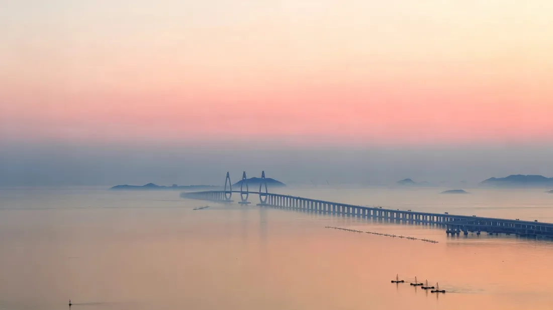 3k湖面长桥｜晨雾日出背景图片 - 粉橙天空渔船静谧湖景「哲风壁纸」