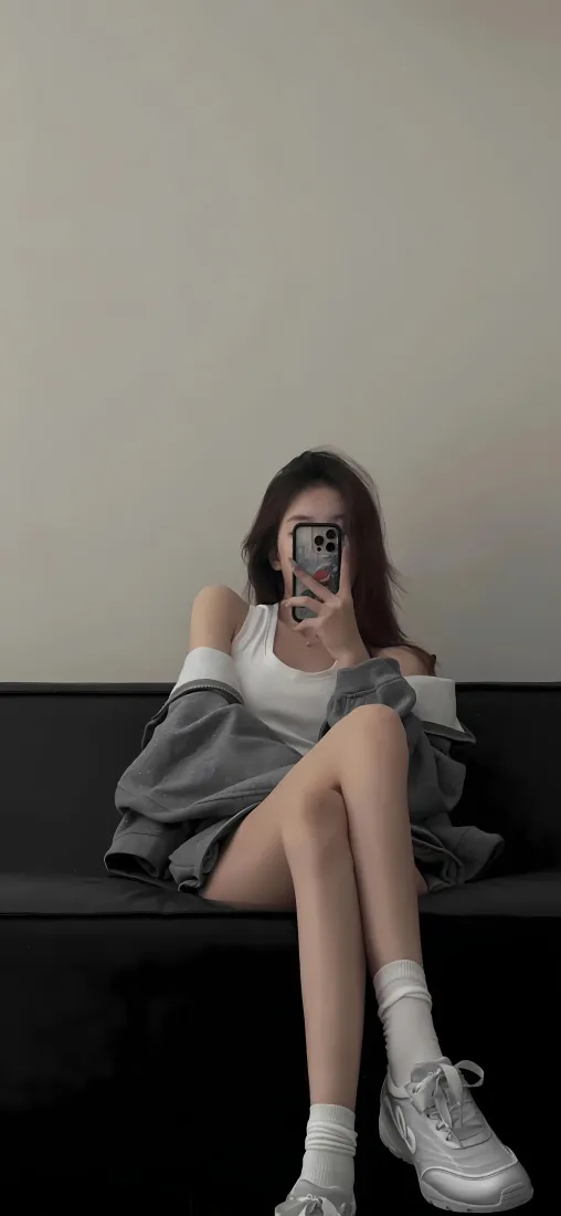 美女自拍手机壁纸｜居家沙发背景图片 - 休闲穿搭氛围感「哲风壁纸」